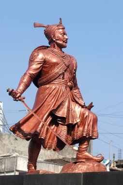 Sambhaji Maharaj 'ın bronz heykeli kılıç taşıyor, Maratha Kralı Shivaji' nin oğlu, Deccan, Pune, Maharashtra, Hindistan 