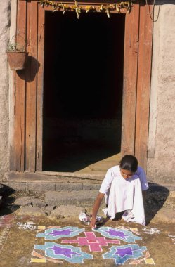 Diwali Deep Awali Festivali, Rangoli modeli yapan kadın, Hindistan