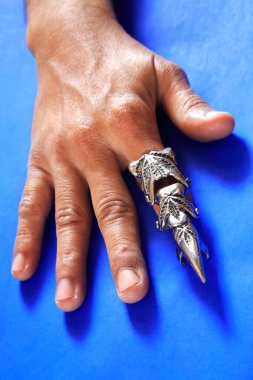 Parmak üzerinde modern moda yüzüğü; mavi arkaplan; Bombay Mumbai; Maharashtra; Hindistan MR201