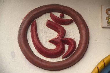 Om kutsal işaret duvarı, Tanrı Shiva tapınağı, puri, orissa, Hindistan, Asya 
