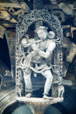 Chennakesava Tapınağı 'nda flüt çalan erkek heykeli, Belur, Hassan, Karnataka, Hindistan 