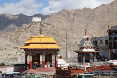 Budist duası Leh şehrindeki tapınak, Ladakh, Jammu & Kashmir, Hindistan 