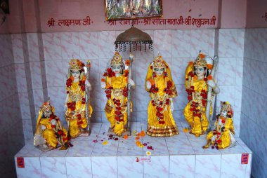 Daksha Prajapati Tapınağı 'nda Lord Rama ve Sita' nın heykelleri, Haridwar, Uttar Pradesh, Hindistan 