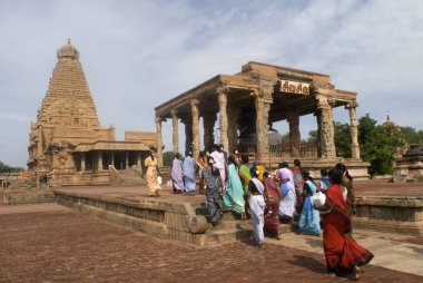 Milattan sonra 10. yüzyılda Raja Chola tarafından Hindistan 'ın Tamil Nadu kentindeki Thanjavur' daki Lord Shiva 'ya ithaf edilen Büyük Tapınak olarak da adlandırılan Brihadeshwara Tapınağına gelen müritler. 