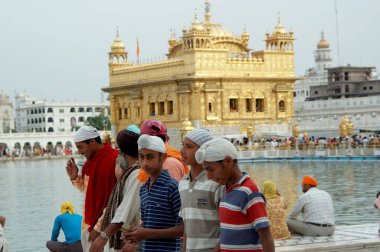 Sih fanatikleri Altın Tapınak, Amritsar, Punjab, Hindistan 'da dolaşıyor 