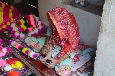 Boyalı ipekten çelenk yapan kadın, Jodhpur, Rajasthan, Hindistan