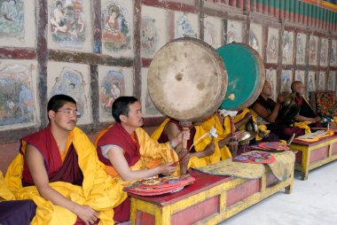 Hemis festivalinde enstrüman çalan rahipler, Hemis, Leh, Ladakh, Jammu ve Kashmir, Hindistan 