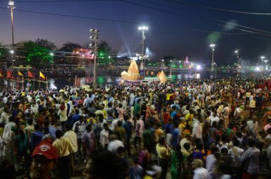 İnsanlar gemi nehrinde, kumbh mela, Ujjain, Madhya pradesh, Hindistan, Asya 'da toplandı 
