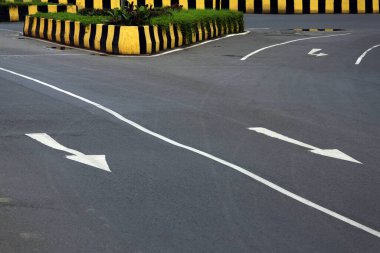 Yol üzerindeki ok trafik levhası ve bölünmüş Mumbai Maharashtra Hindistan Asya Temmuz 2012 