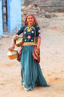 Rabari kız taşıyıcı, Bhuj, Kutch, Gujarat, Hindistan  