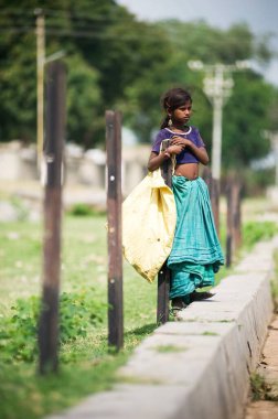 Rajasthan, Hindistan 'da yol kenarında paçavra toplayan kız.   