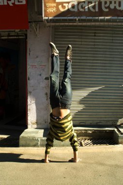 Hintli akrobat amuda kalkarken; Mussoorie; Dehra Dun; Uttaranchal Uttarakhand