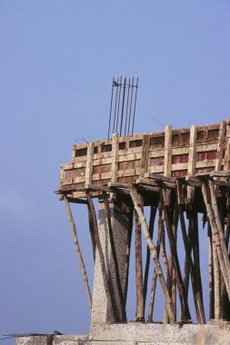 Levhanın merkezi, yapım aşamasındaki bina, çam, Maharashtra, Hindistan 