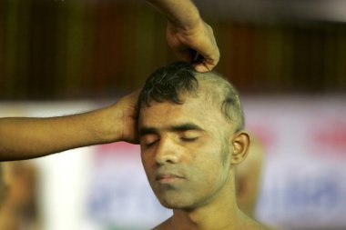 Çıplak sadhu traşı, Deeksha 'yı alan kişinin tüyleri, Mahamasthakabhisheka Jain festivalinde keşiş olmak için kabul töreni, Shravanabelagola, Hassan bölgesi, Karnataka eyaleti, Hindistan  