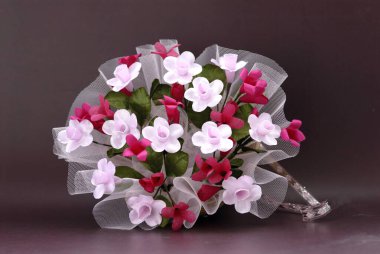 Saten kumaştan yapılmış yapay çiçekler.