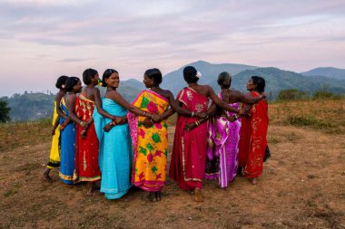 Dhimsa halk dansı yapan kadınlar, Andhra Pradesh, Hindistan, Asya 