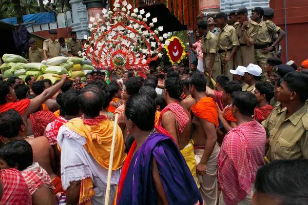 Tanrının putunu taşıyan adamlar, Puri, Orissa, Hindistan 