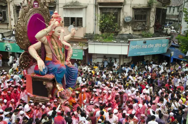 Ganesh Geçit Töreni Ganpati Utsav 'da Büyük Kalabalık ile Hindistan' da Mumbai 