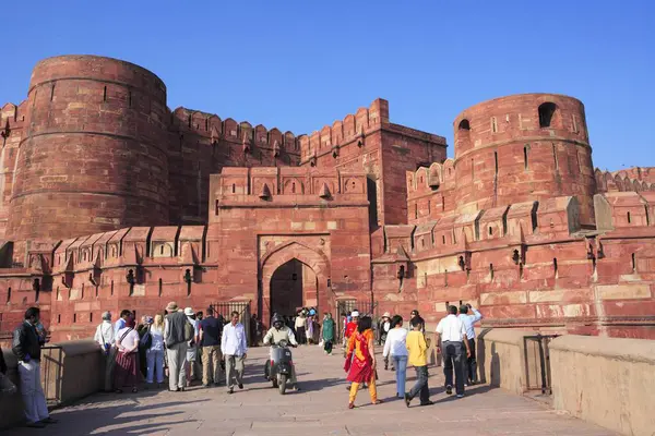 Agra Kalesi 'ndeki turistler 16. yüzyılda Yamuna Nehri, Agra, Uttar Pradesh, Hindistan UNESCO Dünya Mirası Bölgesi' nin batı kıyısına kızıl kum taşı imparator tarafından inşa edildi. 