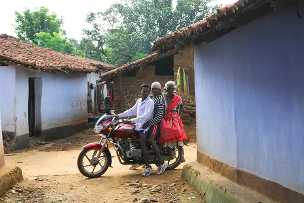 Ho kabileleri bisikletli yaşlı ebe taşıyan adamlar, Chakradharpur, Jharkhand, Hindistan  