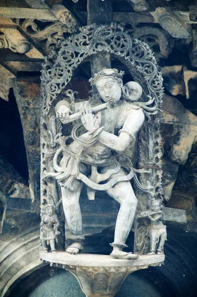 Chennakesava Tapınağı 'nda flüt çalan erkek heykeli, Belur, Hassan, Karnataka, Hindistan 