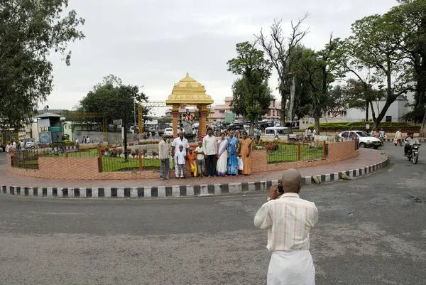 Tirumalai Tirupathi, Andhra Pradesh, Hindistan 'da fotoğraf çeken dindarlar 