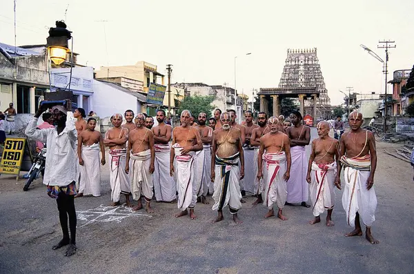 Veda 'nın Varadarajaswamy tapınağında okuması, Kanchipuram, Tamil Nadu, Hindistan  