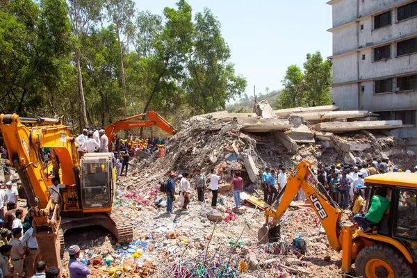 Şanslı bina çökmesi, vinç enkazı temizleme, Mumbra, Bombay, Mumbai, Maharashtra, Hindistan 