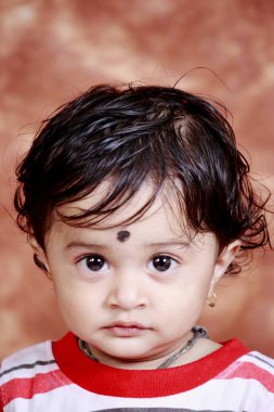 Küçük çocuk kameraya bakıyor, Hindistan.  