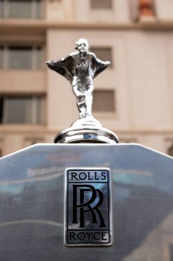 Bir Rolls Royce arabasının amblemi; Pune; Maharashtra; Hindistan