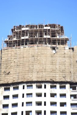 Saat Rasta Meydanı, Mahalakshmi, Bombay, Mumbai, Maharashtra, Hindistan 'da bir bina inşa ediliyor.