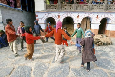 Erkekler ve kızlar oyun oynuyor, Jaunsar kabile köyü, bisoi, Uttaranchal 