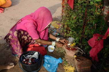 Kadın ağaca tapıyor, Jodhpur, Rajasthan, Hindistan, Asya 