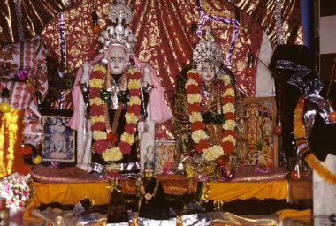 Tanrı ve Tanrıça Lakshmi ve Narayana 'nın heykelleri tapınakta, dwarka, gujarat, Hindistan 