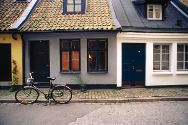 Danimarka 'da bungalovun yakınına park etmiş bir bisiklet.