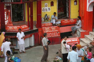 Har Ki Pauri yakınlarındaki tapınaklar kelimenin tam anlamıyla Hindistan 'ın Uttaranchal, Ganga nehrinin kıyısındaki Haridwar' ın en kutsal Ghat 'ı olarak kabul edilir. 