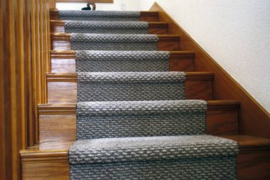 Ahşap merdiven ve yatak yakın görüntüsü