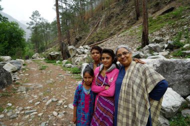 Himachali köyü çocukları, Kayıp Balık Kulübeleri, Deorhi Köyü, Kalwari, Tirthan Vadisi, Himachal Pradesh, Hindistan, Asya 