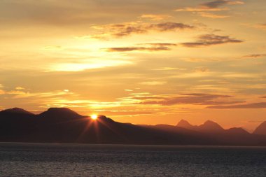 Denizin üzerinde güzel bir gün batımı
