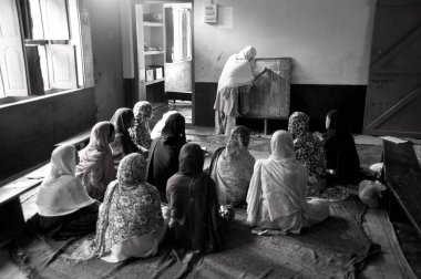 Sınıfta çocukları olan Müslüman öğretmen, İslami okul uttarı Hindistan 'a övgüde bulundu 