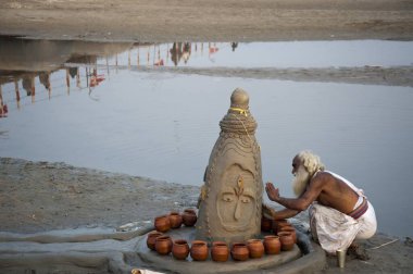 Uttar Pradesh Hindistan 'da Kumbh Mela' da Kum Tanrısı Shiva 'yı yapan bir rahip. 