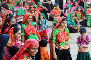 Çocuklu kırsal kadınlar, Anjaar, Kutch, Gujarat, Hindistan yakınlarındaki Mindiyada 'da mutlu anları paylaşıyorlar.  