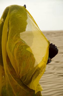 Peçeli kadın Thar Çölü Jaisalmer Rajasthan Hindistan Asya 