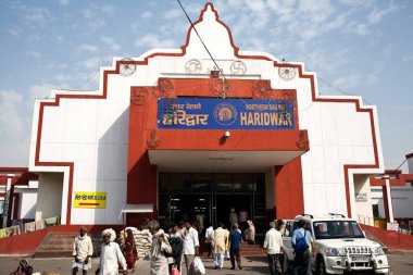 Haridwar tren istasyonunun girişi Uttarakhand Hindistan Asya 'da 