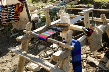 El dokumasında yün renkli giysiler, Muktinath, Nepal