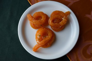 Geleneksel Hint yemeği jalebi, kızarmış mercimek hamuru. 
