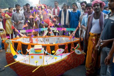Babu Ghat, Kolkata, Batı Bengal, Hindistan 'da Kartik Purnima' yı (Dolunay) kutluyoruz. 