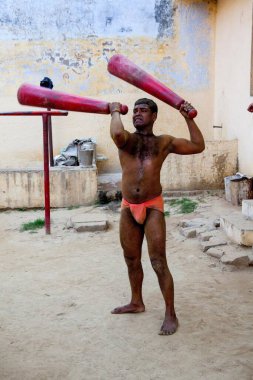 Hint güreşçi, Hindistan 'da Tulsi Ghat, Varanasi, Banaras, Benaras, Kashi, Uttar Pradesh, Uttar Pradesh' te tahta sopalarla mugdar egzersizi yapıyor.  