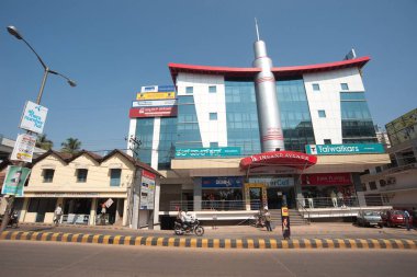 Eski yapı ve modern yapı; Mahatma Gandhi yolu; Mangalore; Karnataka; Hindistan 2010