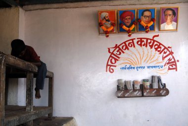 Chatrapati Shivaji Maharaj Mahatma Jyotiba Phule ve Babasaheb Ambedkar 'ın fotoğrafları Bombay Mumbai, Maharashtra, Hindistan' daki Worli köyündeki yerel sosyete binasının duvarında asılı. 